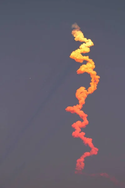 フロリダ州のケープカナベラルで打ち上げ後のロケット煙からの素晴らしい色勾配 — ストック写真