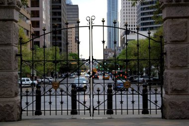 Kapalı kapıdan şehir merkezindeki otoyola bak