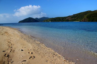 Fantastik plaj: Fiji / Yasawa adalarındaki plajda harika bir gün - harika mavi ve turkuaz deniz suyuyla güzel bir manzara