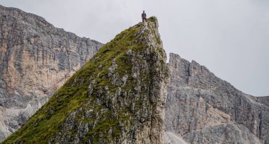 Motivasyon: Dik bir kayanın tepesindeki genç sporcu