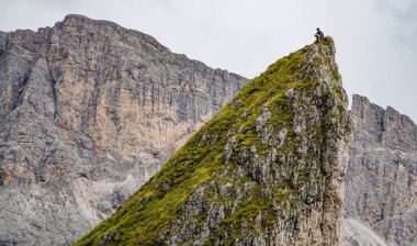 Motivasyon: Güney Tyrol 'da dik bir kaya / macera yürüyüşünün tepesindeki genç sporcu