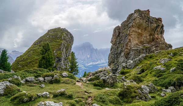 Distintivas Rocas Pieralongia Con Sassolungo Fondo Valle Gardena Tirol Del — Foto de Stock