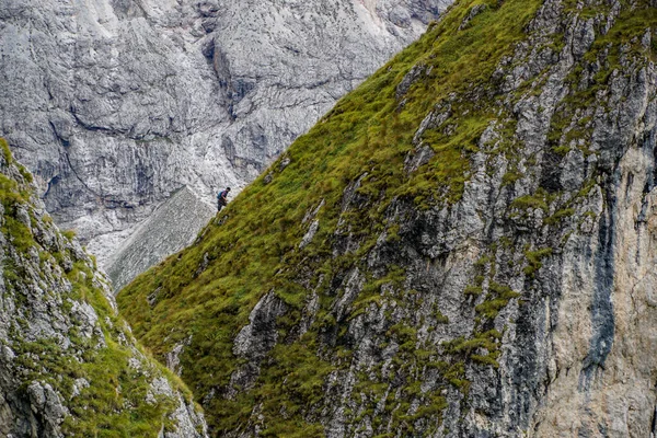 Motivasyon: Genç sporcu zirveye doğru dik bir kayaya tırmanıyor