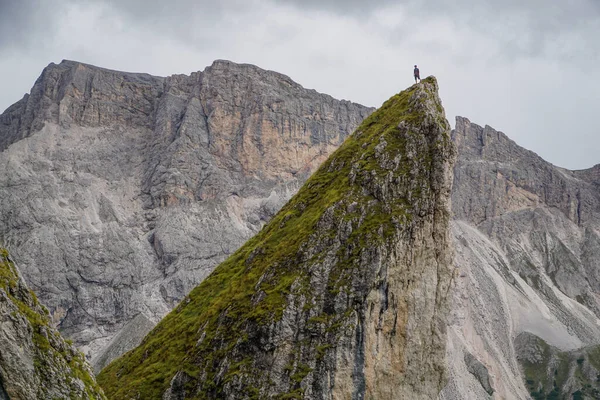Motivación Joven Excursionista Deportivo Sobre Una Roca Escarpada — Foto de Stock