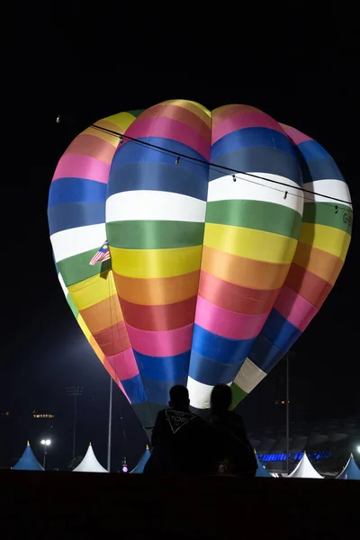 Ένα ζευγάρι παρακολουθούν αερόστατο θερμού αέρα στο Johor Bahru — Φωτογραφία Αρχείου