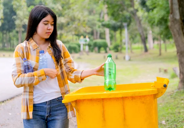 Preciosa Chica Adolescente Llevar Las Botellas Tirar Botella Verde Papelera — Foto de Stock
