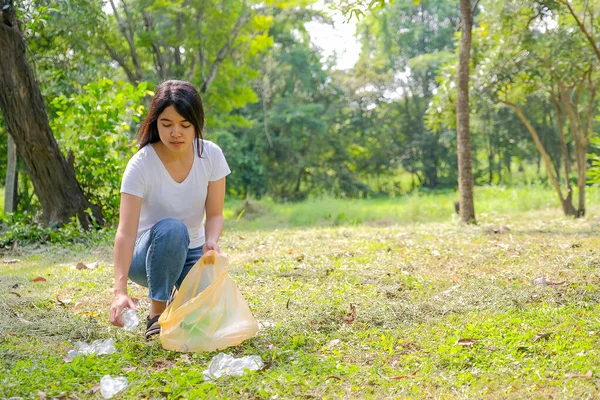 Asiática Linda Chica Ayuda Limpiar Jardín Por Recoger Basura Plástico — Foto de Stock