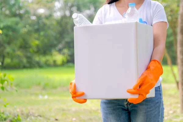 Mujer Con Camiseta Blanca Sostiene Caja Blanca Llena Soporte Botella — Foto de Stock