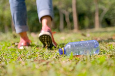 Su spreyli şişe, bahçedeki çimenlerin üzerindeki birinden ya da çevreye zarar veren bir çöp kutusundan bırakılır..