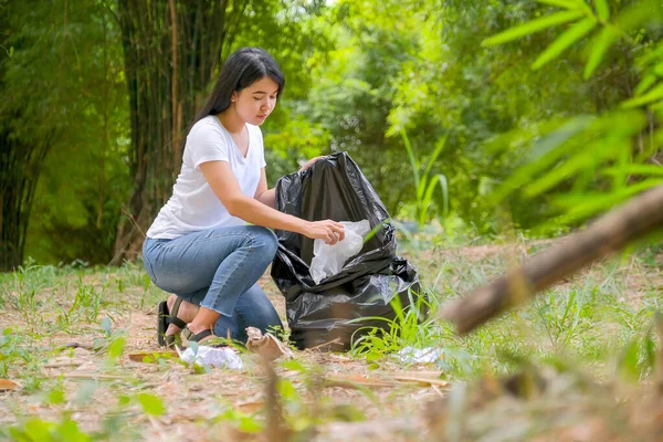 Asiático Hermosa Chica Ayudar Limpiar Jardín Por Recoger Basura Plástico — Foto de Stock