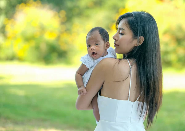 Young Asian Beautiful Mother Carry Her Little Baby Baby Look — Stock Photo, Image