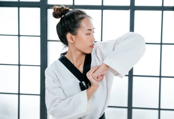 Närbild Bild Unga Taekwondo Visa Olika Ställningar Framför Vitt Mönster — Stockfoto