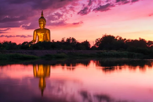 Reflexão Grande Estátua Buddha Rio Com Luz Púrpura Pôr Sol — Fotografia de Stock