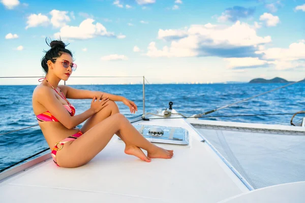 Gyönyörű Ázsiai Szexi Két Darab Fürdőruha Vagy Bikini Ülni Jacht — Stock Fotó