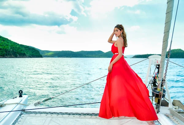 Csinos Ázsiai Piros Ruha Állni Jacht Során Hajókirándulás Napközben — Stock Fotó
