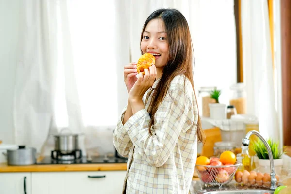 Asiático Hermosa Adolescente Chica Comer Pan Con Salchicha Cocina Mirada —  Fotos de Stock