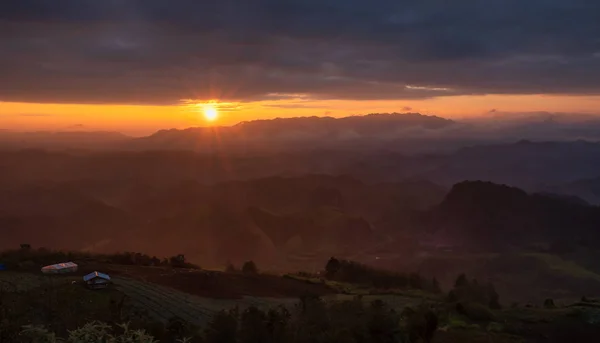 Borrão Macio Momento Nascer Sol Entre Nuvem Escura Luz Raio — Fotografia de Stock