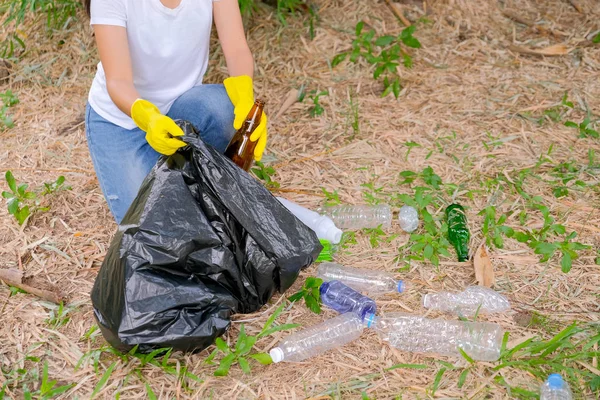 Las Manos Mujer Camisa Blanca Recoger Basura Las Hierbas Suelo — Foto de Stock