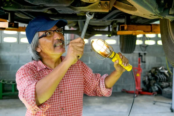 Asian Automotive Mechanic Red Pattern Shirt Blue Cap Use Wrench — Stock Photo, Image