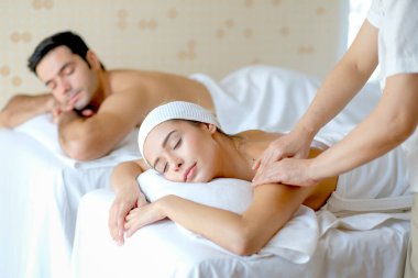 Genç ve güzel bir kadın, spa odasında gün ışığıyla eğlenirken diğer adam da yanında yatıyordu..