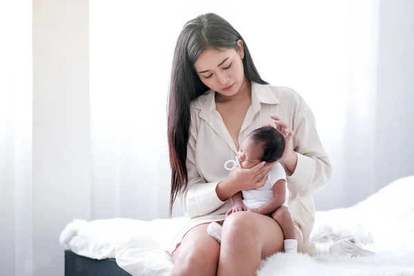 White Shirt Asian Mother Take Care Support Her Newborn Baby — Stock Photo, Image