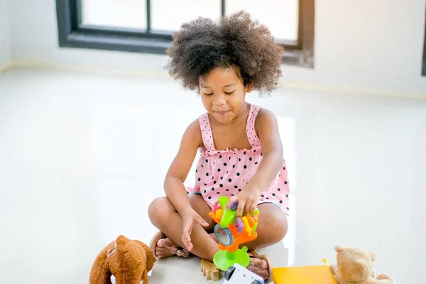 Uma Jovem Africana Meninas Jogar Brinquedos Olhar Divertido Desfrutar Sala — Fotografia de Stock