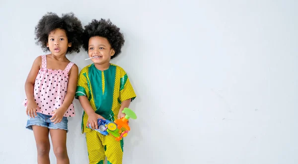 Dos Niños Niñas Africanos Jóvenes Paran Frente Pared Blanca Expresan —  Fotos de Stock