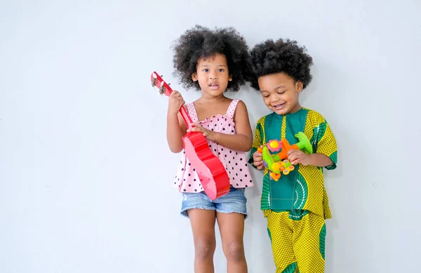 Dos Jóvenes Hermanos Hermanas Africanos Paran Frente Pared Blanca Niña —  Fotos de Stock