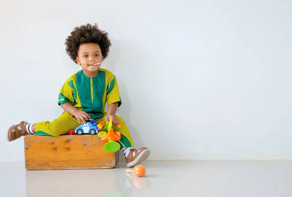 Portré Fiatal Afrikai Fiú Kezében Játékokat Doboz Kifejezni Különböző Akciók — Stock Fotó