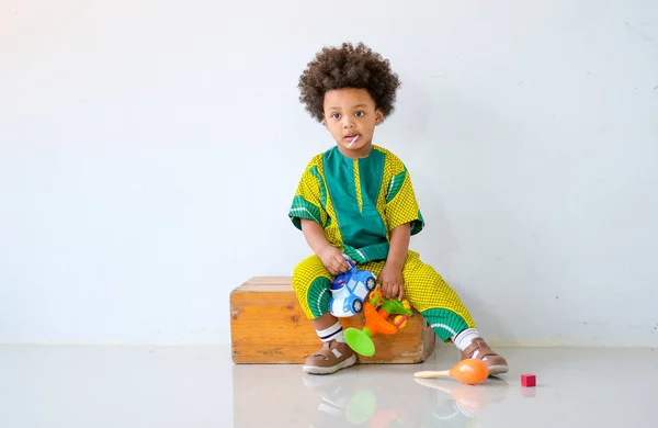 Portré Fiatal Afrikai Fiú Kezében Játékokat Doboz Kifejezni Különböző Akciók — Stock Fotó