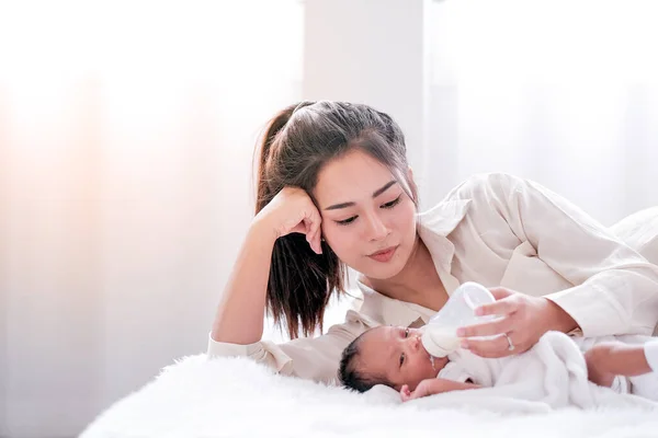 Ritratto Giovane Madre Asiatica Dare Latte Suo Neonato Letto Bianco — Foto Stock