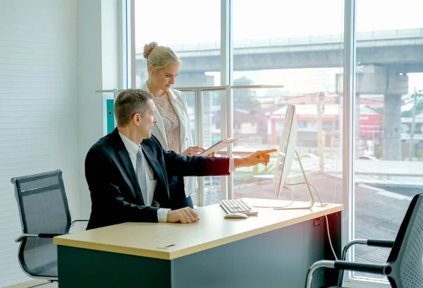 Gerente Negocios Hombre Apuntar Pantalla Discutir Con Secretaria Oficina Con — Foto de Stock