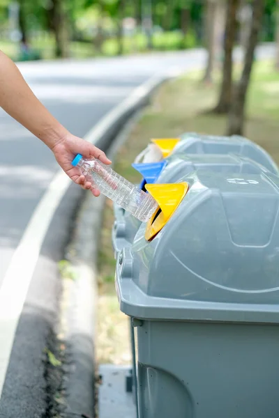 Mano Poner Botella Plástico Papelera Gris Parque Jardín Con Luz — Foto de Stock