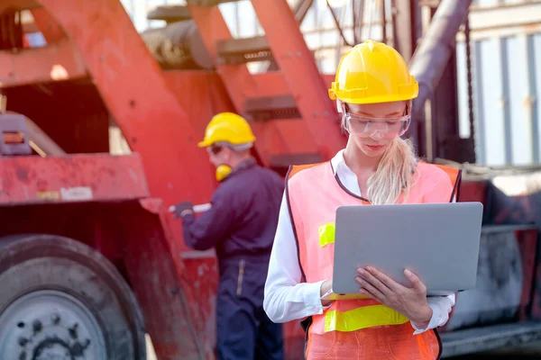 Schöne Techniker Oder Arbeiter Der Frachtschifffahrt Arbeiten Mit Laptop Und — Stockfoto