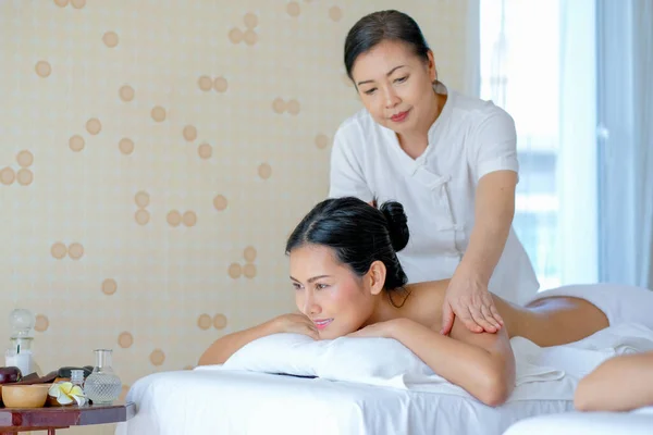Thai Masseuse Massage Young Asian Beautiful Girl Who Lie Bed — Stock Photo, Image