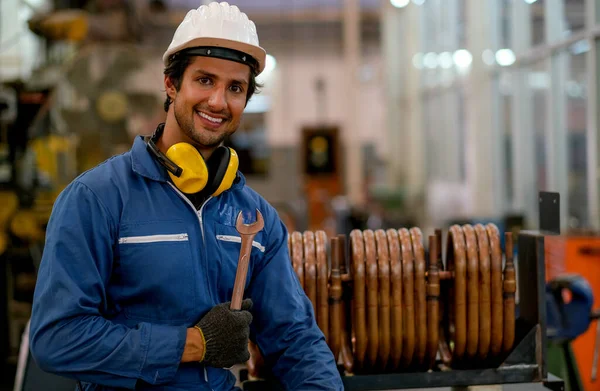 Porträt Des Arbeiters Oder Technikers Mann Halten Schraubenschlüssel Lächeln Und — Stockfoto