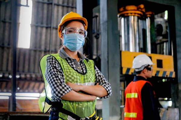 Fabrikskvinna Arbetare Eller Tekniker Med Hygienisk Mask Står Med Självsäker — Stockfoto