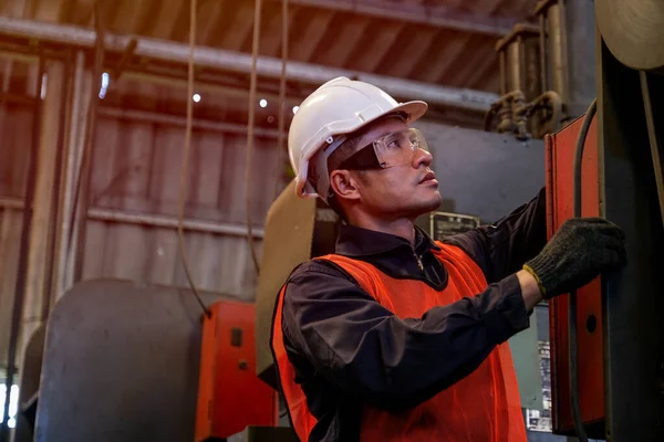 Asiatiska Arbetare Eller Tekniker Arbetar Med Maskiner Fabrik — Stockfoto