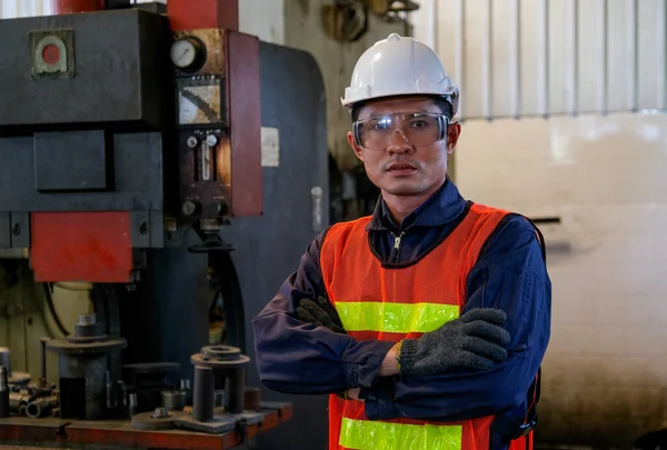 Asiatisk Arbetare Eller Tekniker Står Med Tillförsikt Framför Maskinen Fabriken — Stockfoto