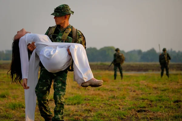 Żołnierz Mężczyzna Nosić Wietnamską Kobietę Terenie Również Mieć Zespół Żołnierzy — Zdjęcie stockowe