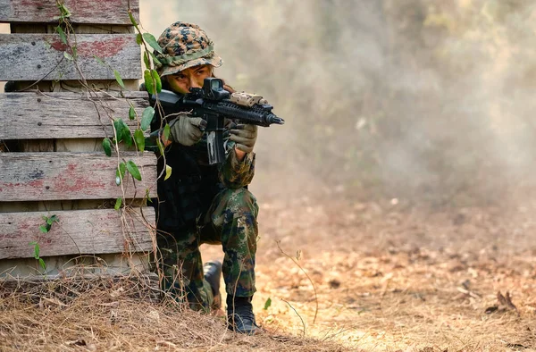Retrato Bela Mulher Soldado Com Terno Combate Sentar Segurar Arma — Fotografia de Stock