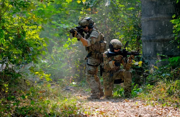 Dwóch Żołnierzy Mundurze Bojowym Siedzi Ziemi Dyskutuje Bitwie Dżungli — Zdjęcie stockowe