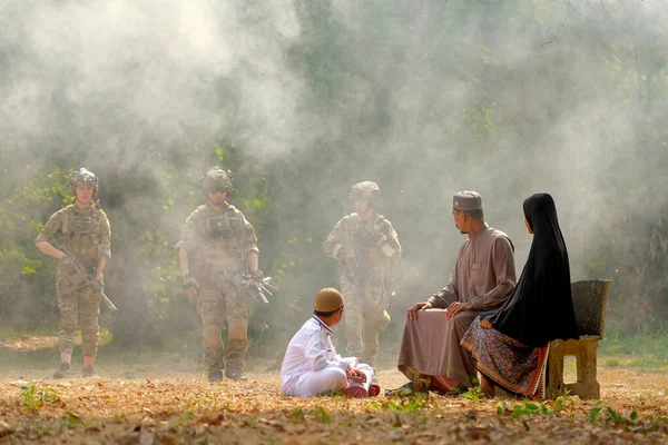 Borrão Suave Família Muçulmana Olhar Para Grupo Soldados Vêm Selva — Fotografia de Stock