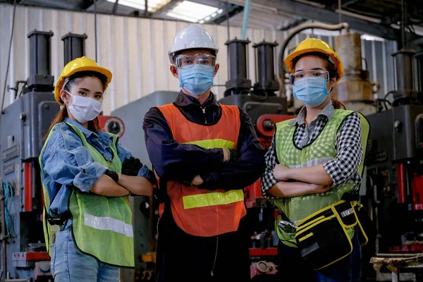Grupp Man Och Kvinna Arbetare Med Hygien Mask Stå Självsäker — Stockfoto
