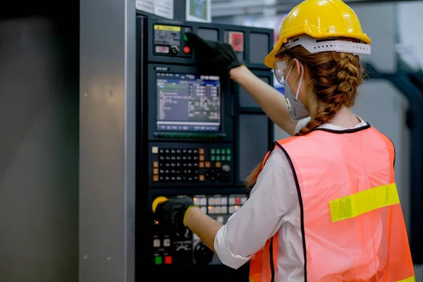 Schöne Fabrikarbeiterin Mit Maskenarbeit Mit Maschine Durch Überwachung Und Steuerungstaste — Stockfoto