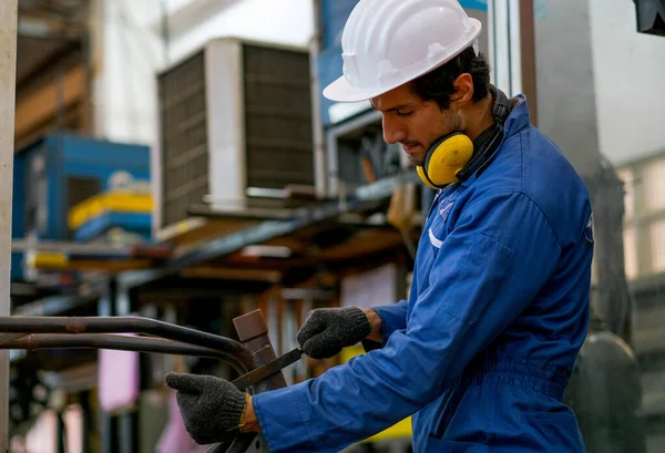 Kluge Arbeiter Oder Techniker Verwenden Raspel Zur Reparatur Oder Wartung — Stockfoto