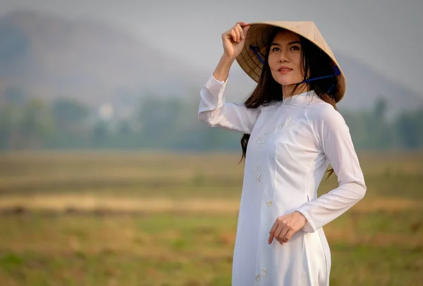 Beautiful Asian Woman Vietnam Style Hat Dress Stand Field Look — Stock Photo, Image