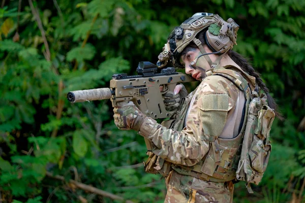 Mulher Bonita Soldado Segurar Arma Apontar Para Direção Alvo Com — Fotografia de Stock