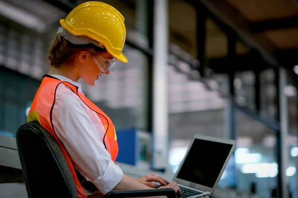 Hübsche Techniker Oder Ingenieure Oder Arbeiter Sitzen Auf Einem Stuhl — Stockfoto