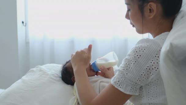 Close Giovane Madre Asiatica Dare Latte Bottiglia Neonato Sdraiarsi Sul — Video Stock